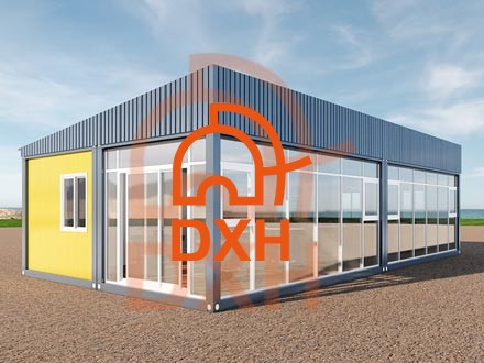 Casestudy van een containerbar aan het strand met schuifdeuren in een vliesgevel.
